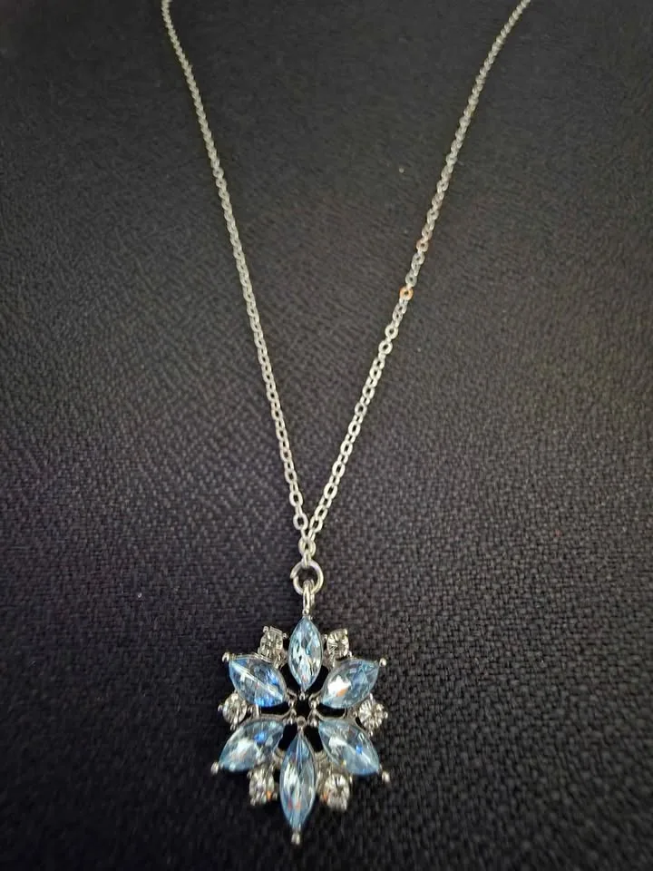 ✨ Elegant Snowflake Crystal Pendant Necklace ✨ image indicator(3)