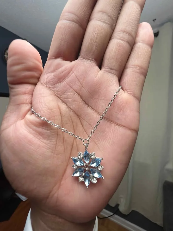 ✨ Elegant Snowflake Crystal Pendant Necklace ✨ image indicator(4)