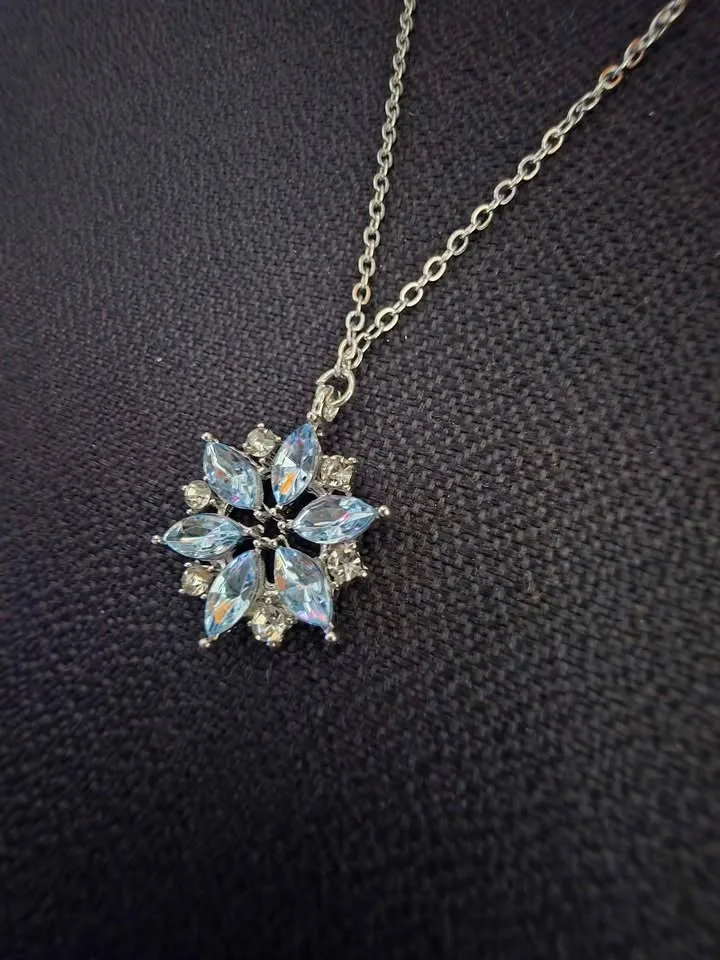 ✨ Elegant Snowflake Crystal Pendant Necklace ✨ image indicator(5)