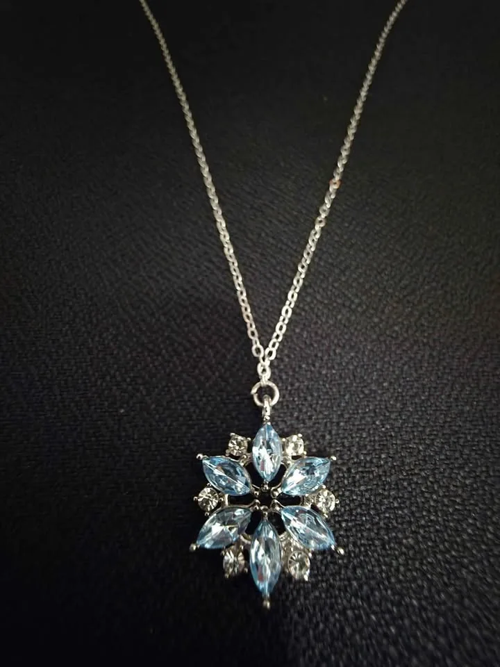 ✨ Elegant Snowflake Crystal Pendant Necklace ✨ image indicator(7)