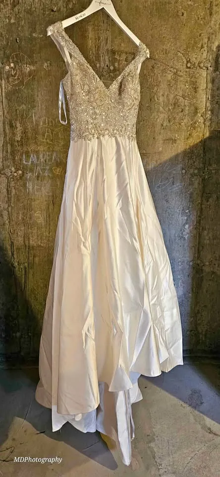 Moving Sale Oleg Cassini Wedding Dress Petite 0 Champagne thumbnail