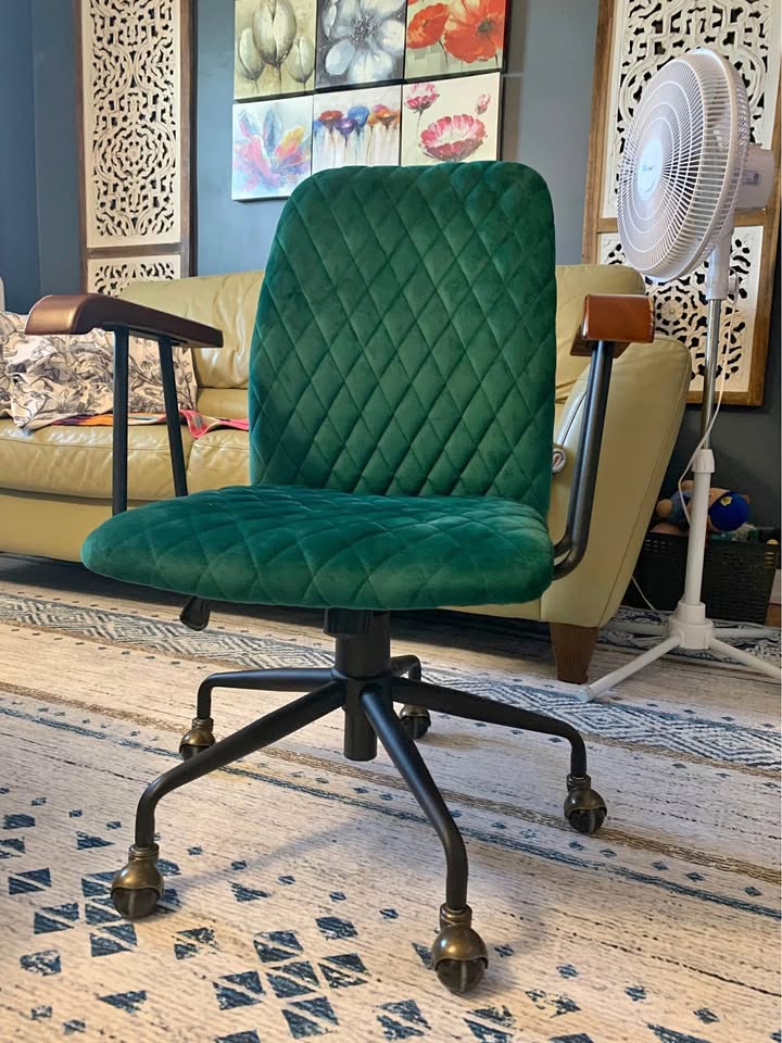 🪑 Elegant Vintage-Style Green Velvet Swivel Chair 🌿
