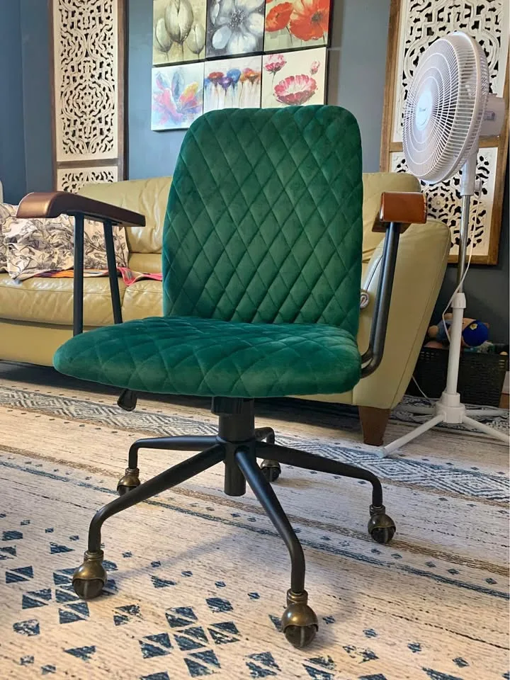 🪑 Elegant Vintage-Style Green Velvet Swivel Chair 🌿