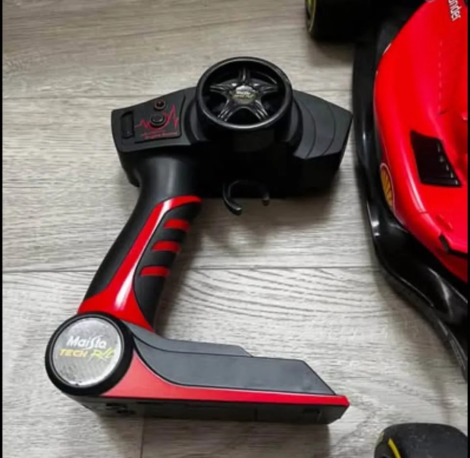 Maisto Red Bull Ferrari F1 RC Car image indicator(4)