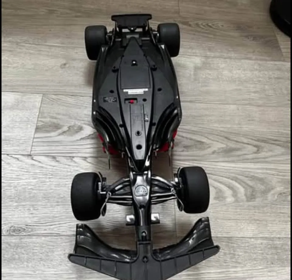 Maisto Red Bull Ferrari F1 RC Car image indicator(7)