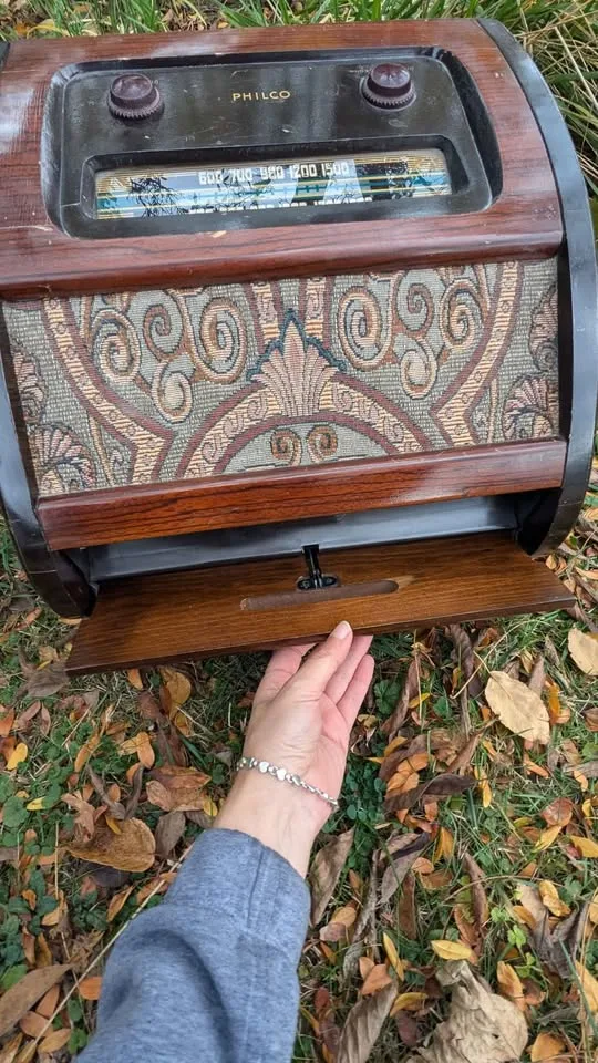 Vintage 1939 Philco Radio & Record Player image indicator(4)