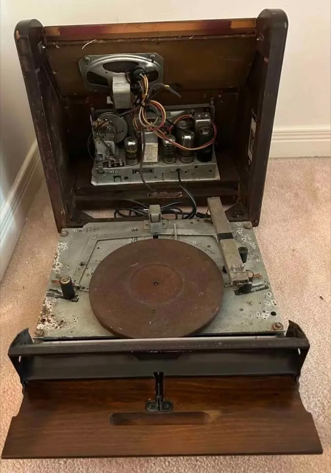 Vintage 1939 Philco Radio & Record Player image indicator(5)