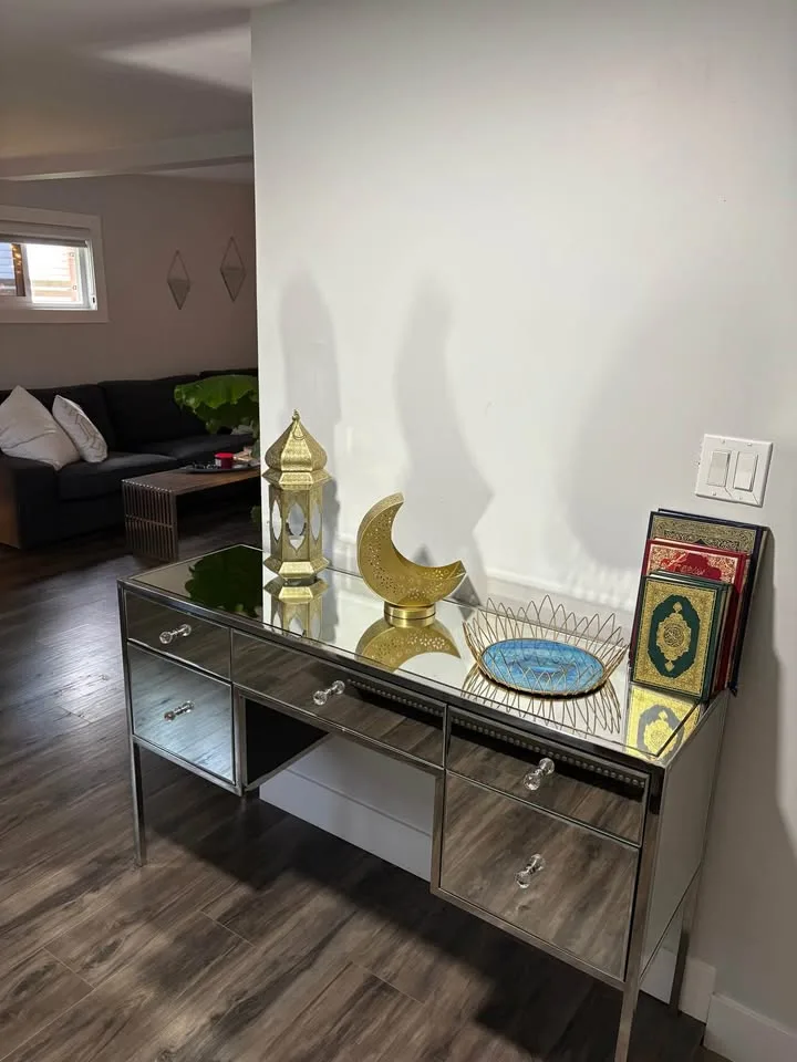 Move-Out Sale — Clean, Gently Used Furniture image indicator(7)