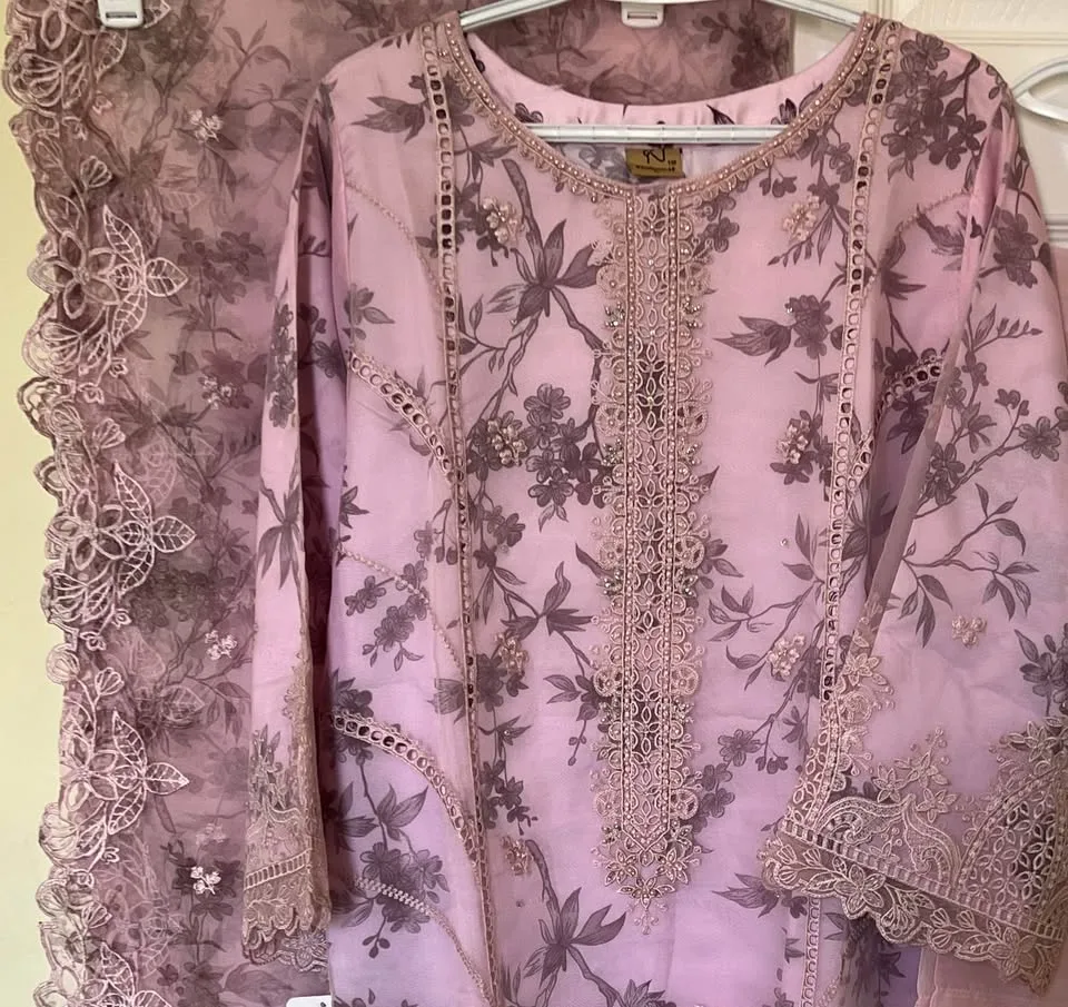 3pcs Pakistani Suit with Embroidered Organza image indicator(3)