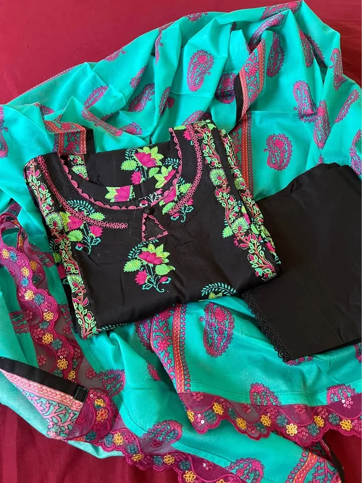 Beautiful Black Alkaram Suit with Lace Detailing image indicator(2)