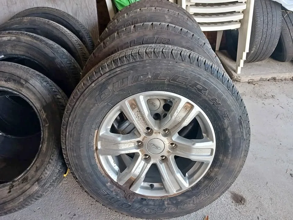 255 65 r17 FOUR BRIDGESTONE TIRES on FORD RIMS thumbnail