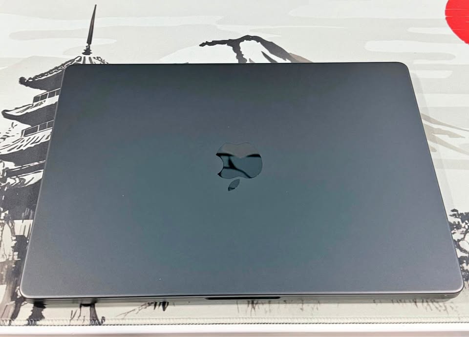 14” M4 MacBook Pro (16GB Memory + 512GB storage) Open to trades