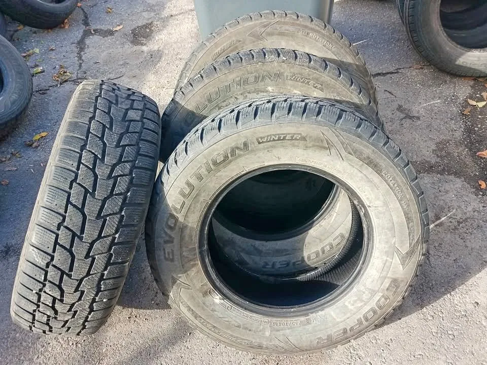 235 70 r16 SET of 4 COOPER EVOLUTION WINTER TIRES thumbnail