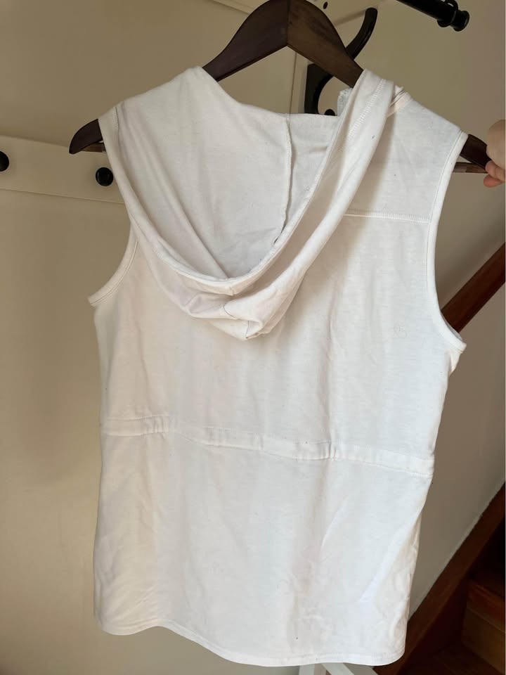 Sleeveless activewear for women/girl- size small - photo 2