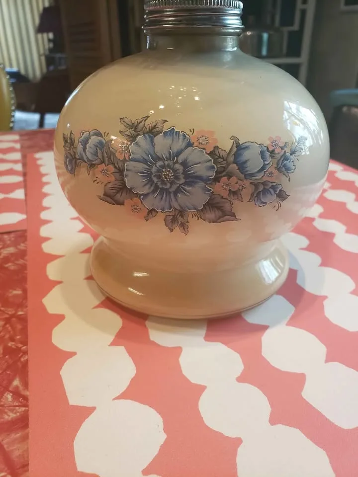 Antique Ivory Glass Oil Lamp image indicator(2)