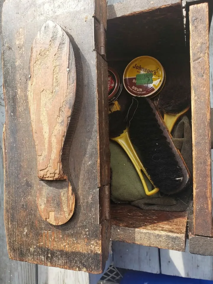 Antique Shoe Shine Stand with Accessories image indicator(2)