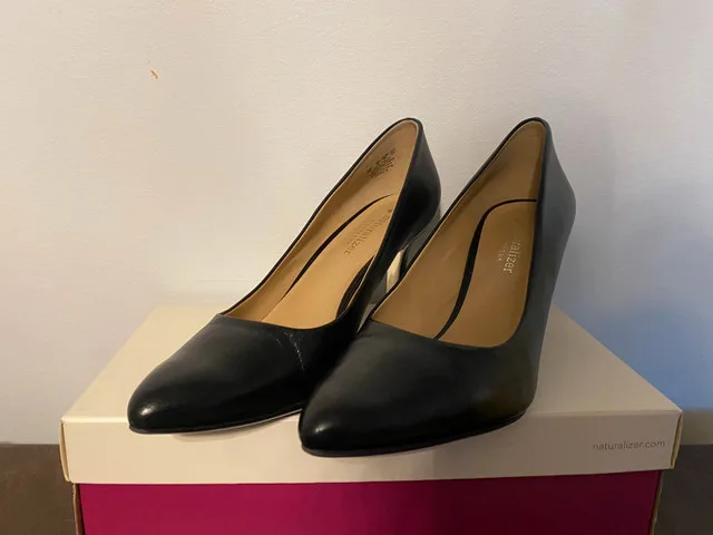 Naturalizer leather black pumps heels