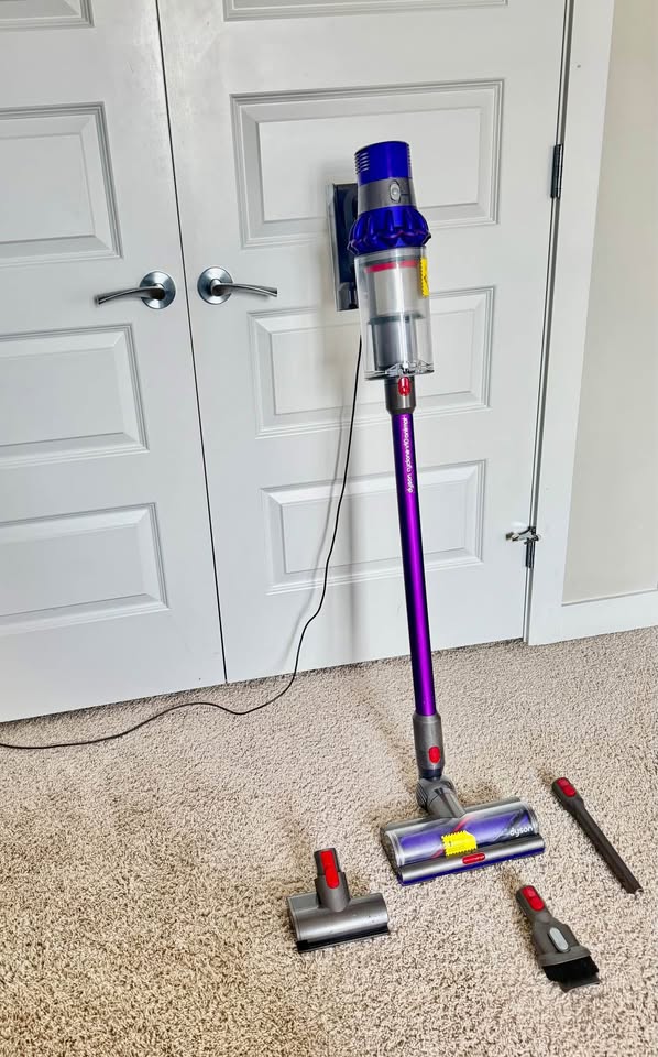 Dyson V10 Animal - New Battery - Cordless Vacuum - photo 2