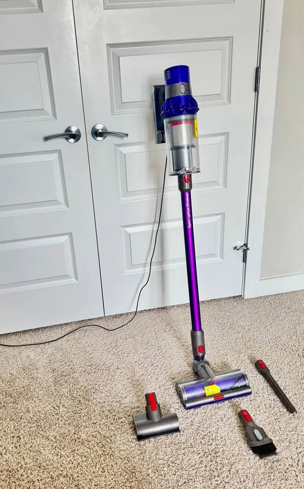Dyson V10 Animal - New Battery - Cordless Vacuum image indicator(2)