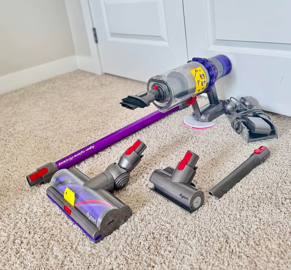 Dyson V10 Animal - New Battery - Cordless Vacuum - photo 5