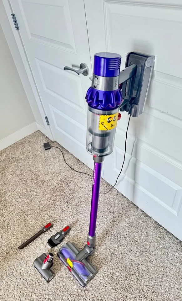 Dyson V10 Animal - New Battery - Cordless Vacuum image indicator(8)