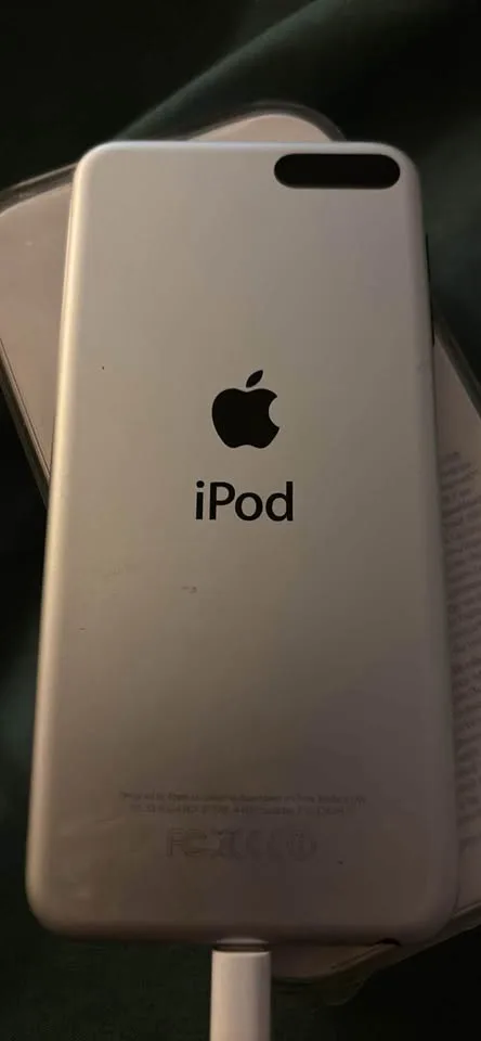 Apple iPod Touch 16gb with original case, inserts & stickers image indicator(2)