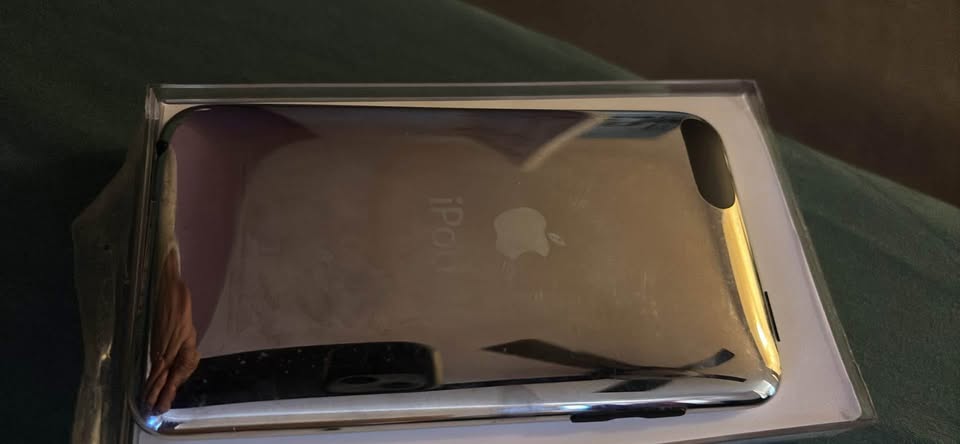 iPod touch 8gb with original case, inserts & apple stickers - photo 3