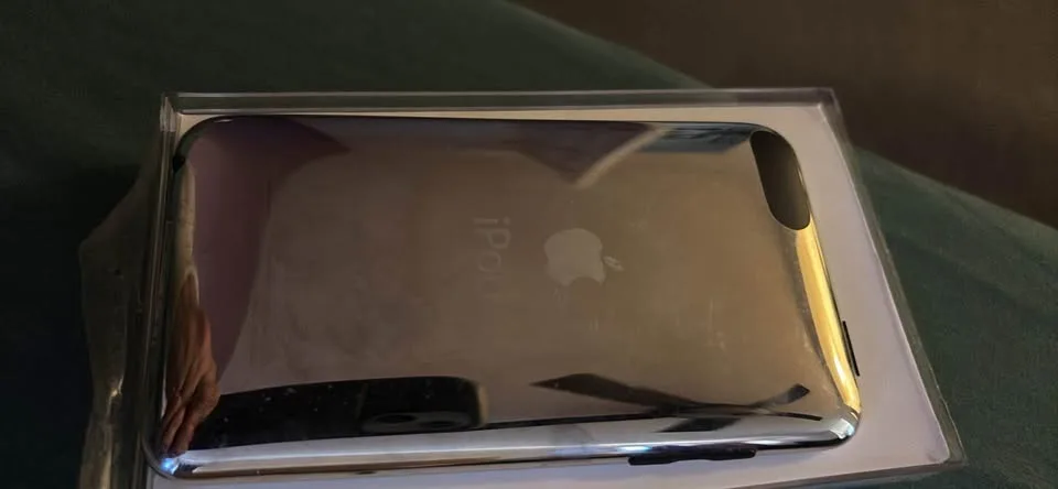 iPod touch 8gb with original case, inserts & apple stickers image indicator(3)