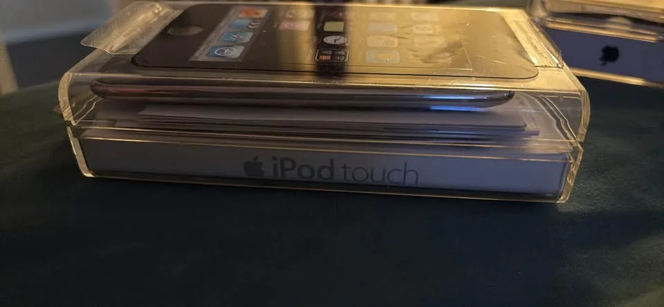 iPod touch 8gb with original case, inserts & apple stickers image indicator(4)