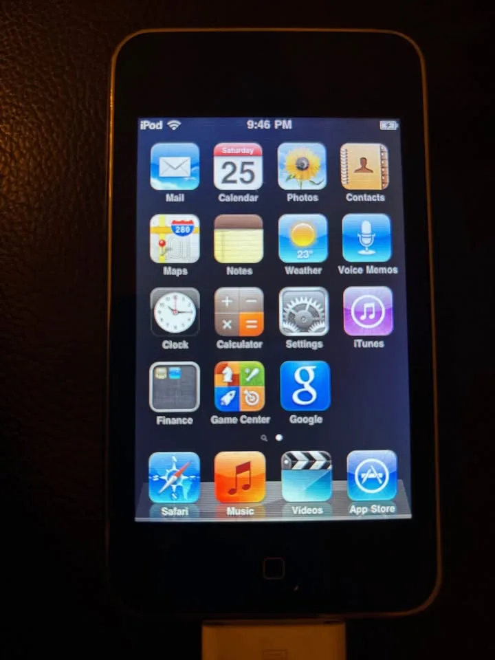 iPod touch 8gb with original case, inserts & apple stickers image indicator(5)