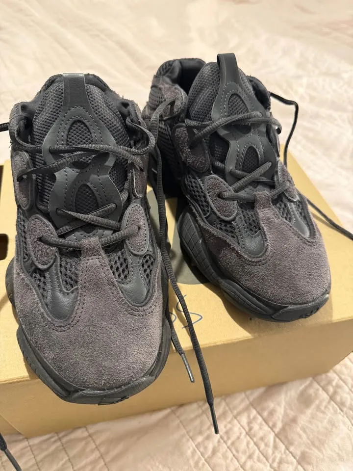 Yeezy 500 utility black image indicator(2)