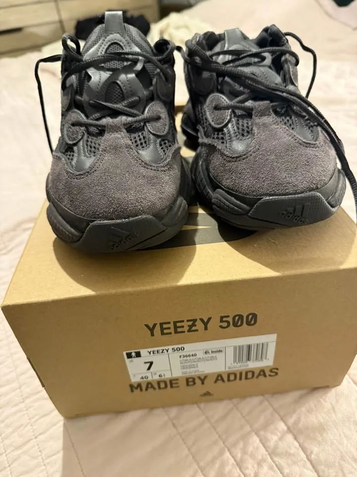 Yeezy 500 utility black image indicator(6)
