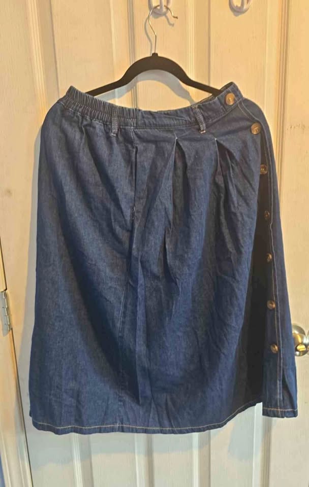 Size M brand New Jeans Skirt