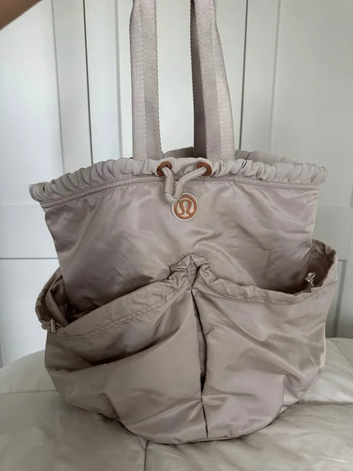 Lululemon Yoga / Gym Bag image indicator(4)