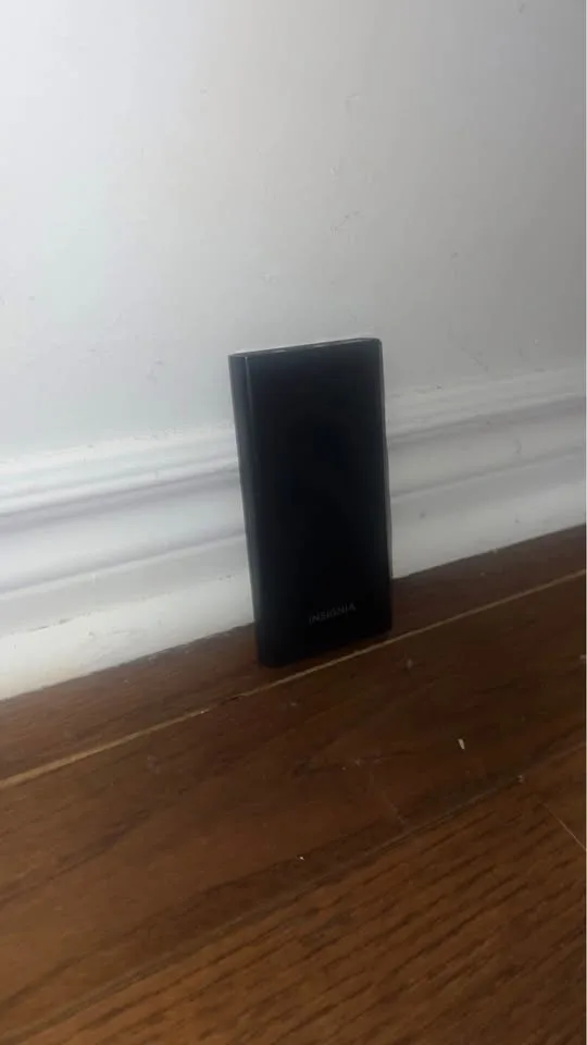 Insignia 10,000mAh Portable Power Bank - Gently Used image indicator(3)