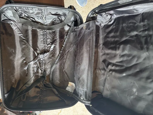 Voyageur Carry-On Luggage image indicator(2)