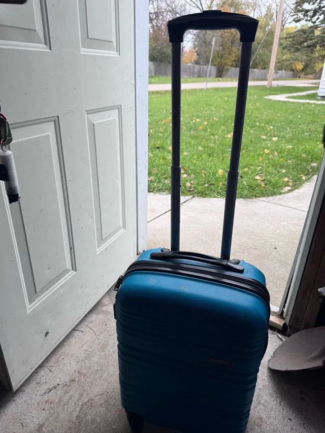 Voyageur Carry-On Luggage image indicator(3)