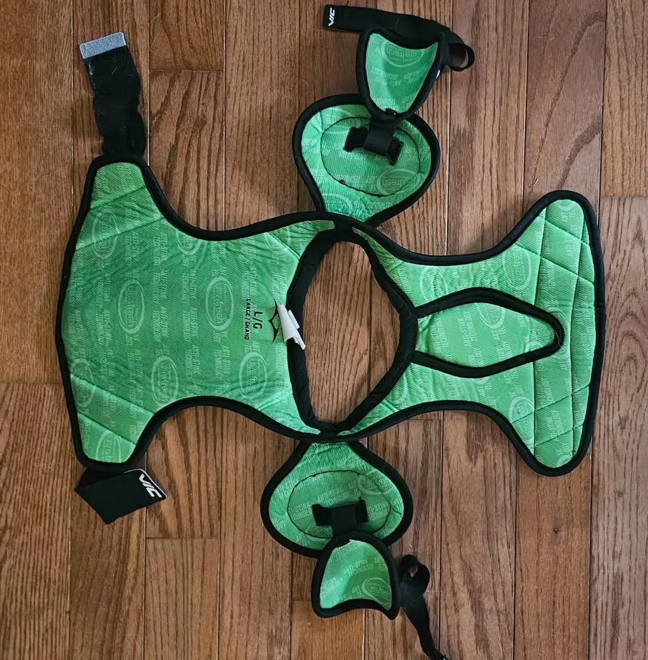 Youth Vic Hockey Shoulder Pads Size Large image indicator(3)