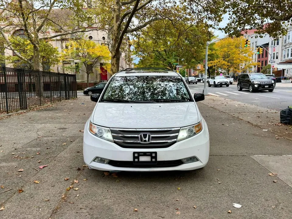 2011 Honda Odyssey · Touring Minivan 4D image indicator(2)