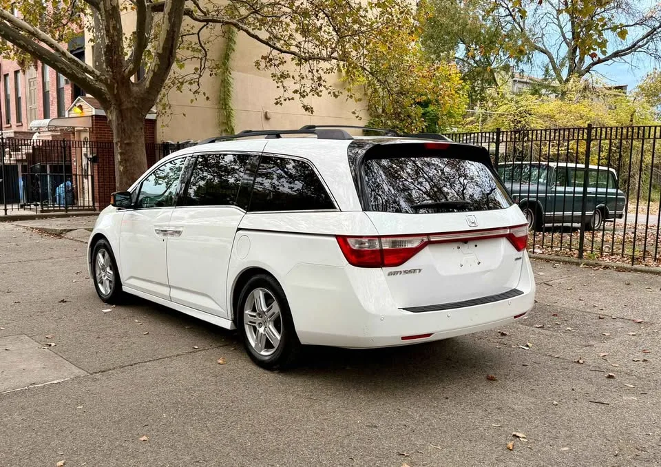 2011 Honda Odyssey · Touring Minivan 4D image indicator(5)