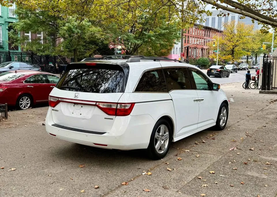 2011 Honda Odyssey · Touring Minivan 4D image indicator(7)