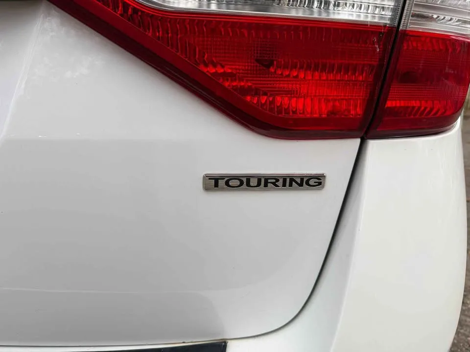 2011 Honda Odyssey · Touring Minivan 4D image indicator(9)