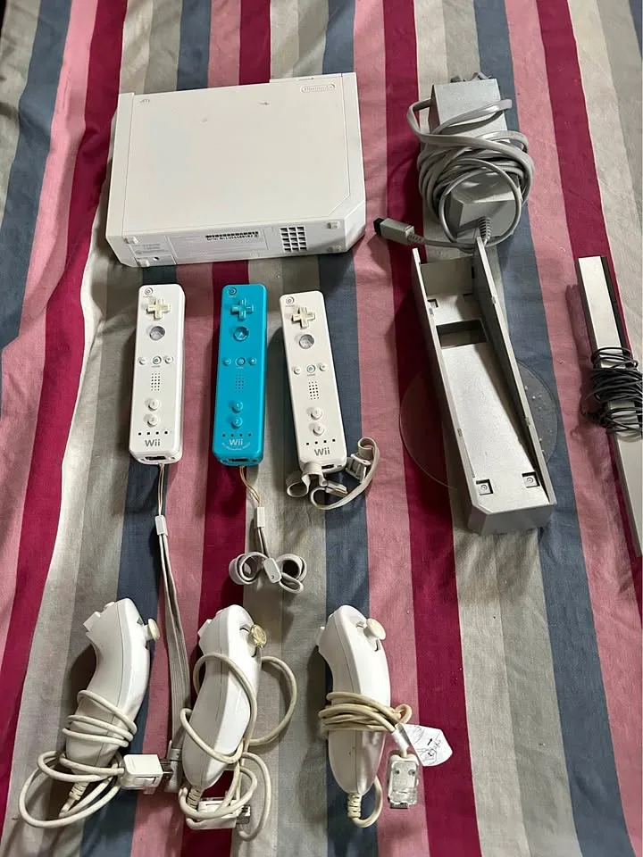 Nintendo Wii Console + 1 White Remote + 3 Nunchucks thumbnail