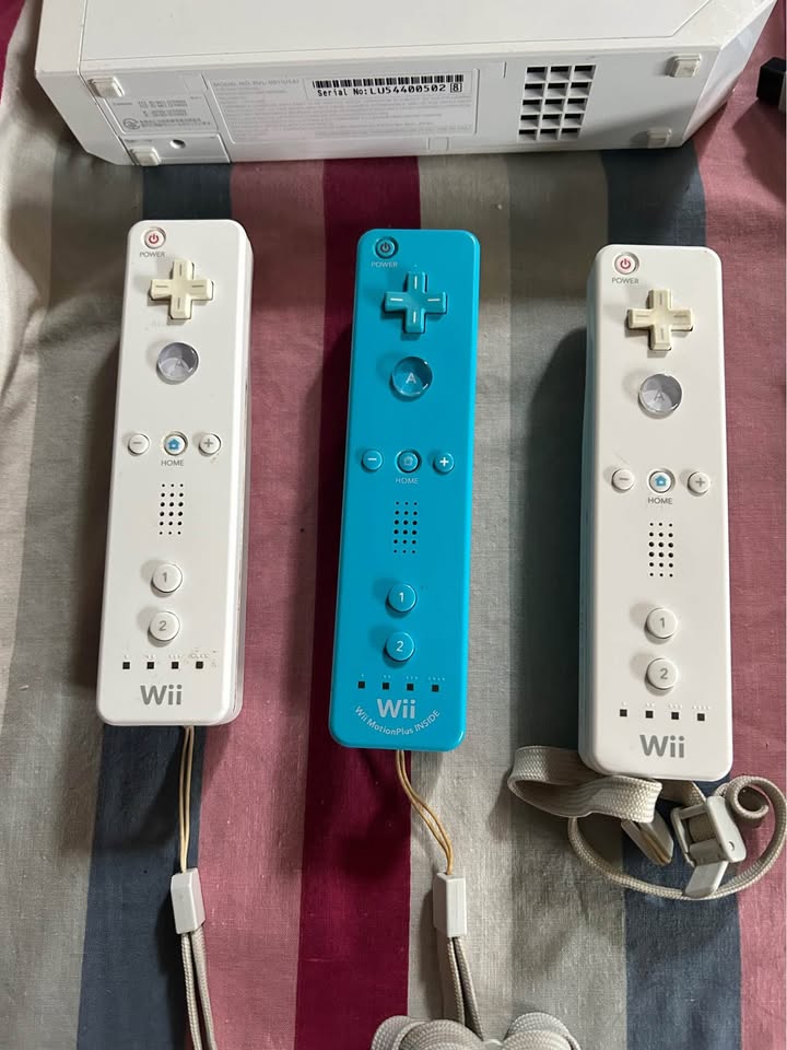 Nintendo Wii Console + 1 White Remote + 3 Nunchucks - photo 2