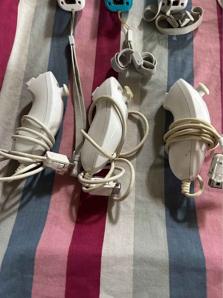 Nintendo Wii Console + 1 White Remote + 3 Nunchucks - photo 3