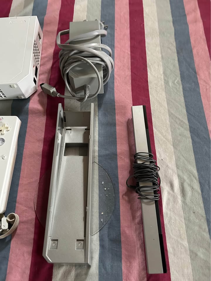 Nintendo Wii Console + 1 White Remote + 3 Nunchucks - photo 4