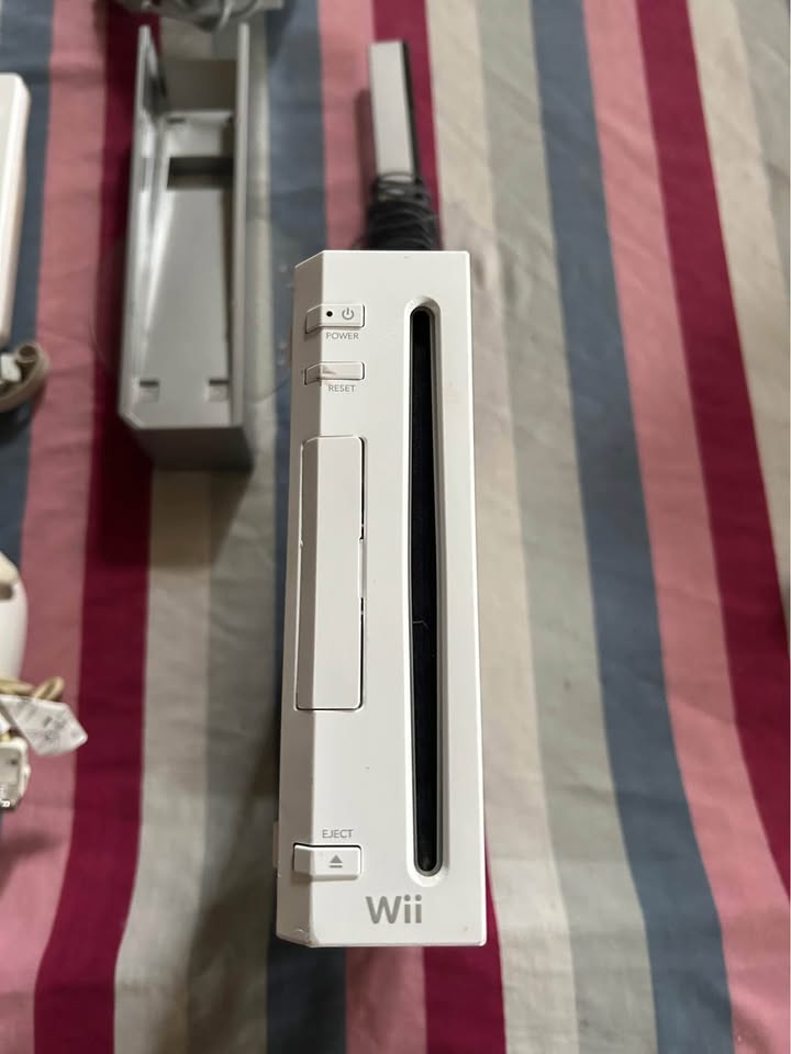 Nintendo Wii Console + 1 White Remote + 3 Nunchucks - photo 5