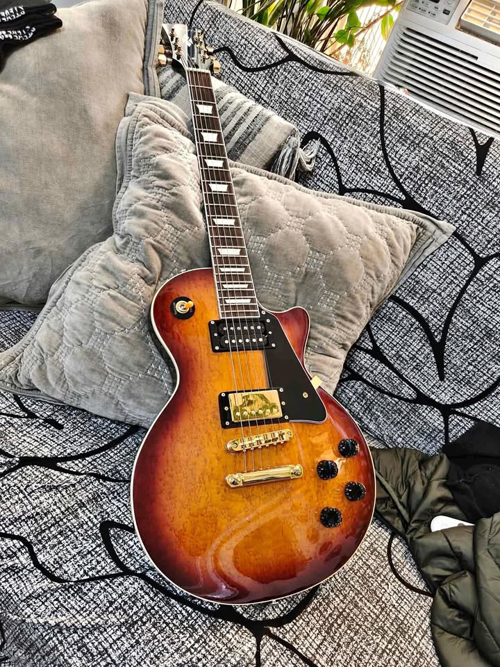 Firefly tabaco burst. Birdseye. Electric guitar .