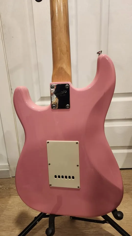 $250 Squier Stratocaster Electric Guitar - Shell Pink image indicator(2)