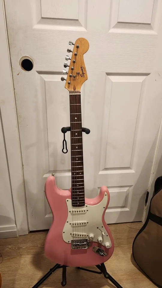 $250 Squier Stratocaster Electric Guitar - Shell Pink image indicator(3)
